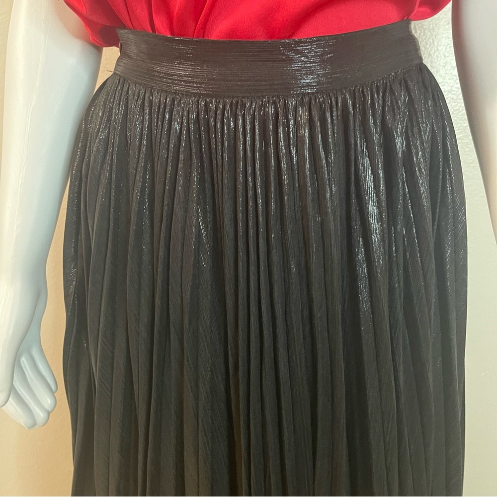 Metallic black pleated evening maxi skirt with high side slit - Picture 5 of 9